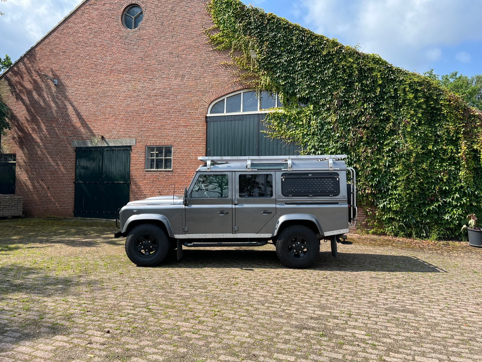 Land Rover Defender 110 2.4 tdci x-tech 7p daktent omvormer, Auto's, Defender, Diesel, Particulier, Zilver of Grijs