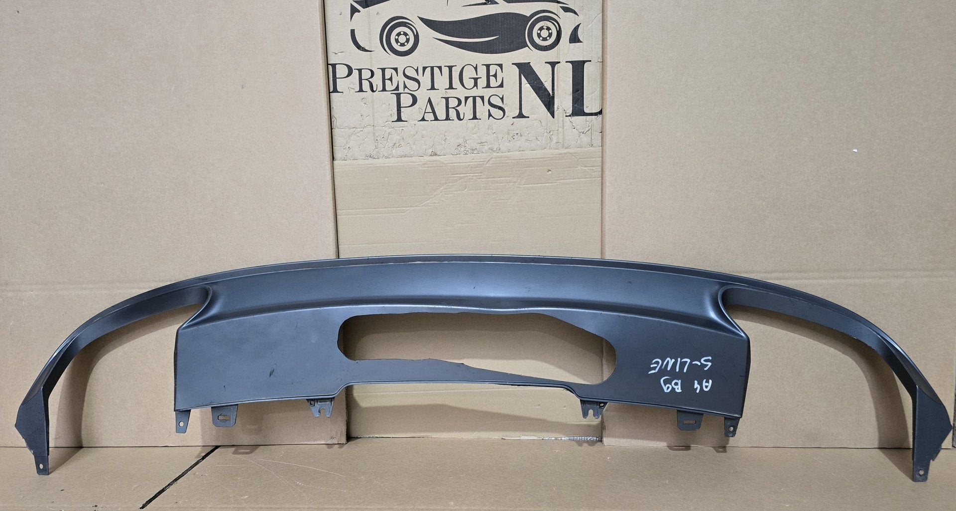 Audi A4 8W B 9 onderlip diffuser s-line uitsparing 8W0807521, Gebruikt, -, Ophalen of Verzenden, Achter