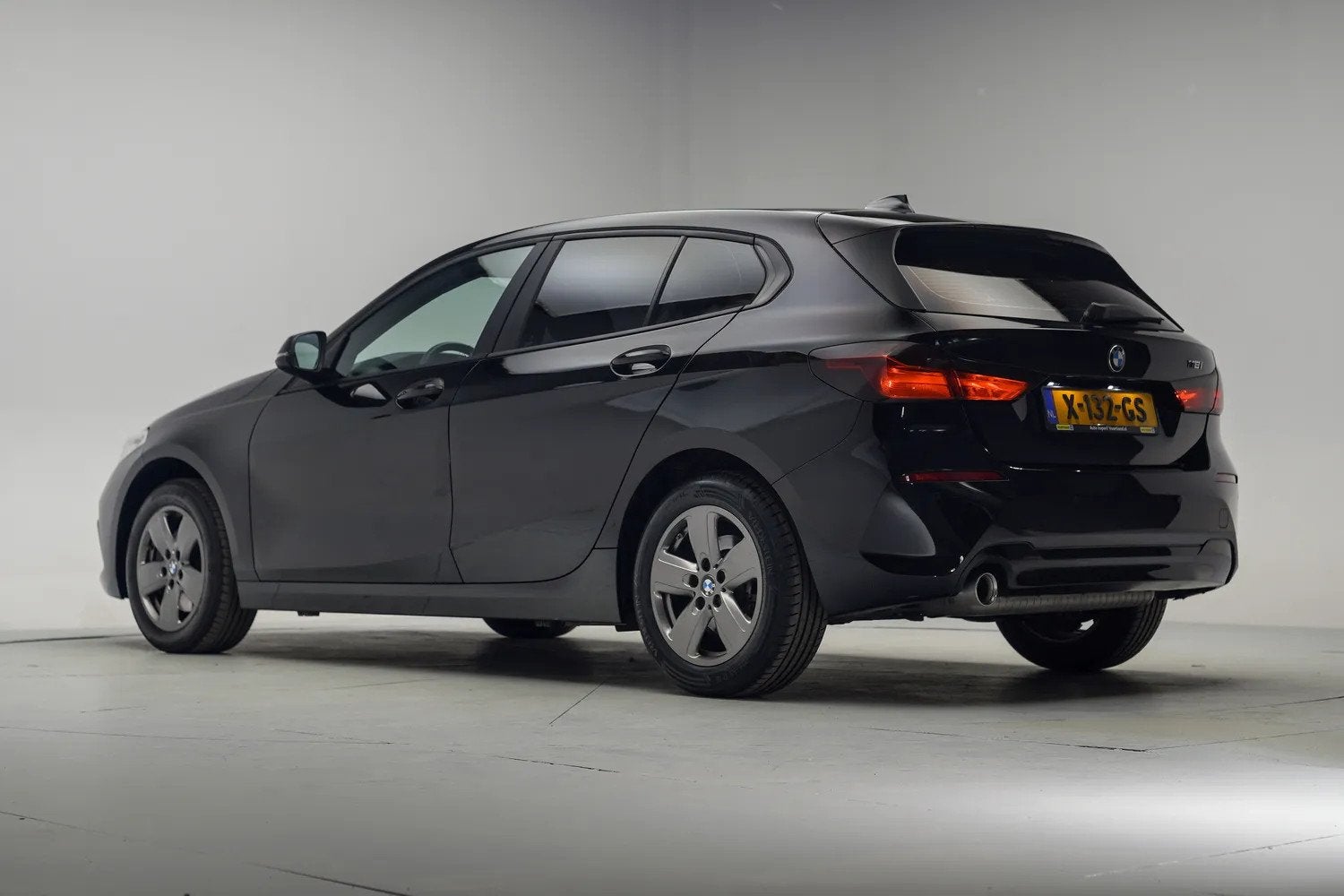 BMW 1-serie 118i Aut. [ Navi Apple/Android Cruise ], Auto's, 136 pk, Gebruikt, 1295 kg, Zwart