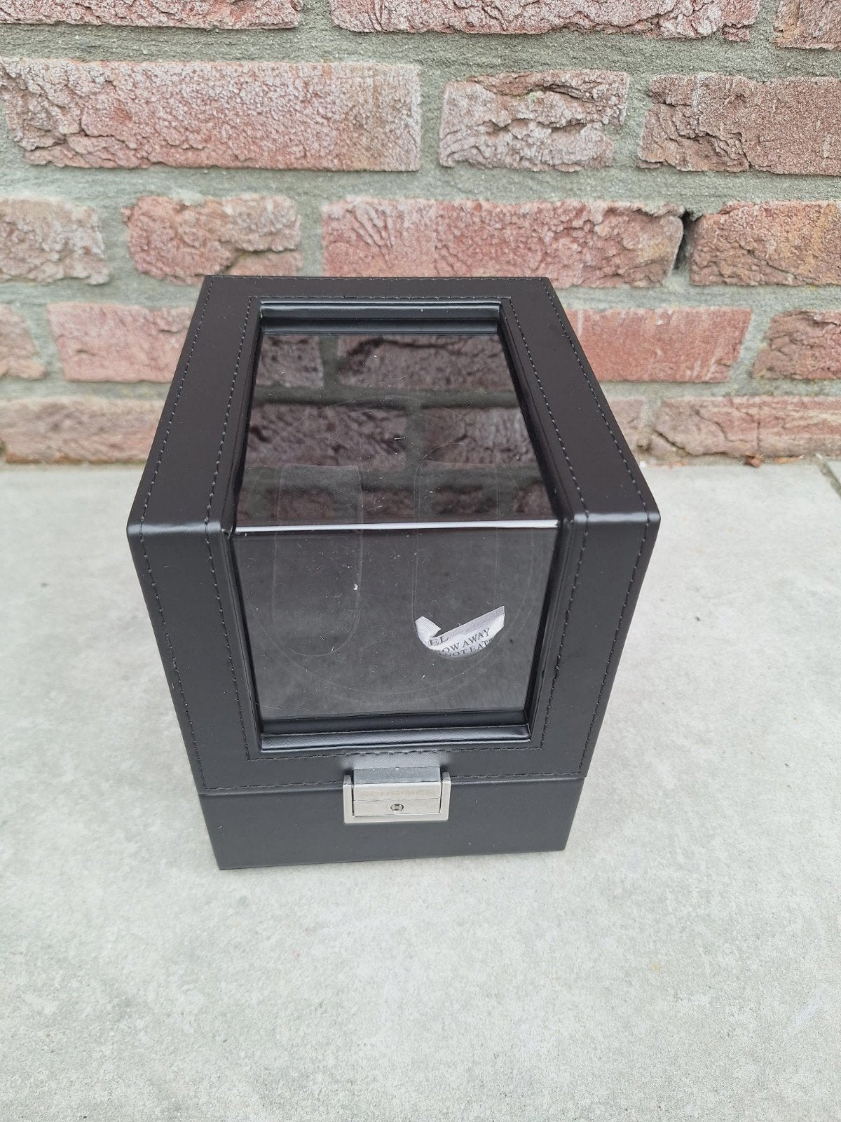 Horlogebox Sieradenbox Juwelenbox
Zwart Leder
Draaibaar, Zwart, Nieuw, Ophalen of Verzenden, Met slot