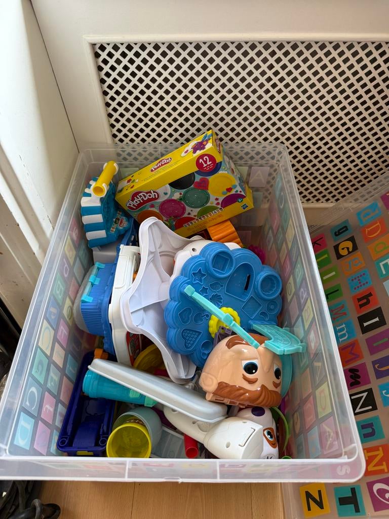 Bak met diverse Play-Doh klei en accessoires, Ophalen, Gebruikt, Jongen of Meisje