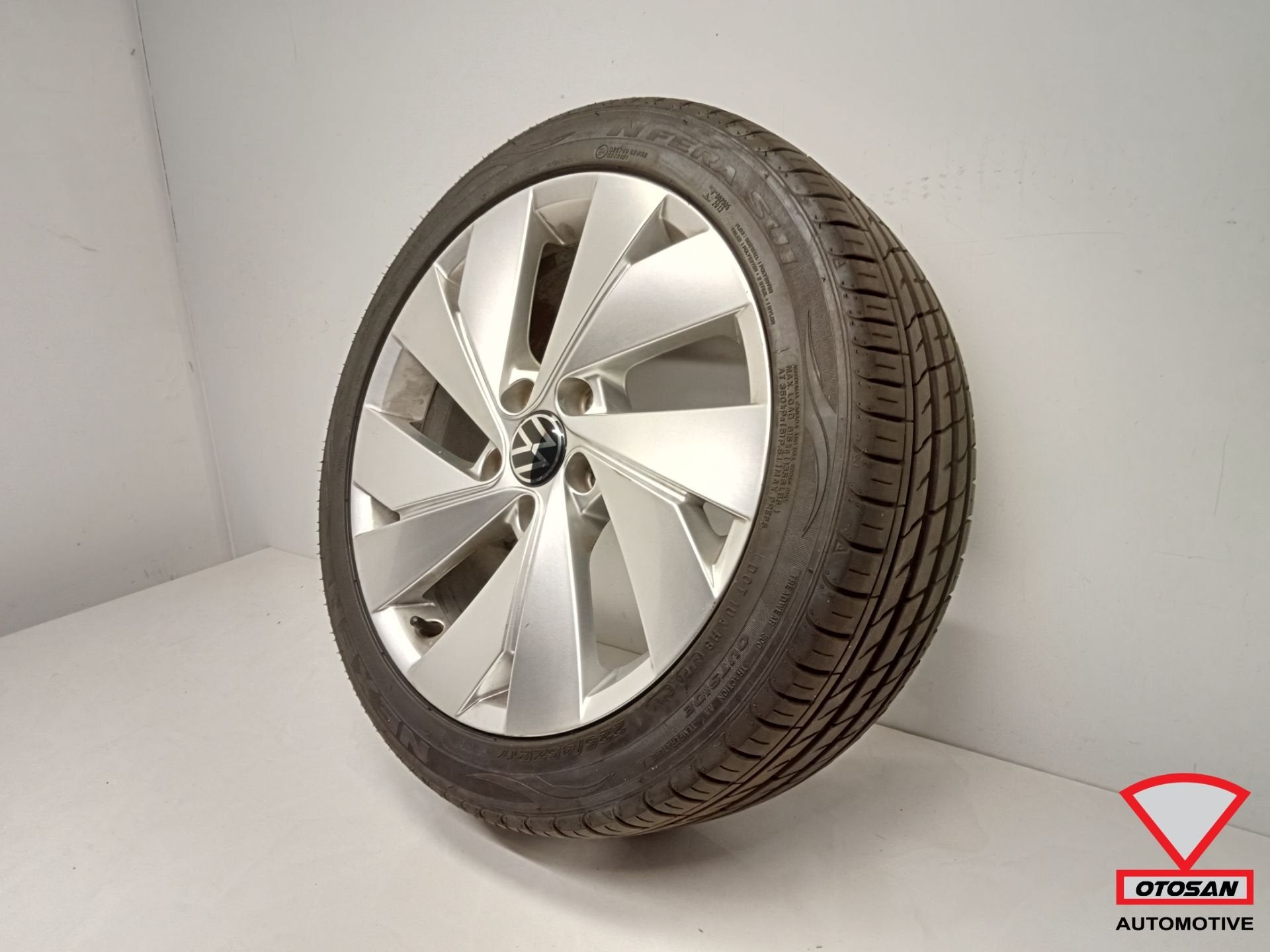 VW Golf 8 Belmont 17 Inch Velg + zomerband 6,5mm 5H0601025C, Gebruikt, Volkswagen, Volkswagen AG, Berliner Ring 2
38440  Wolfsburg, DE
