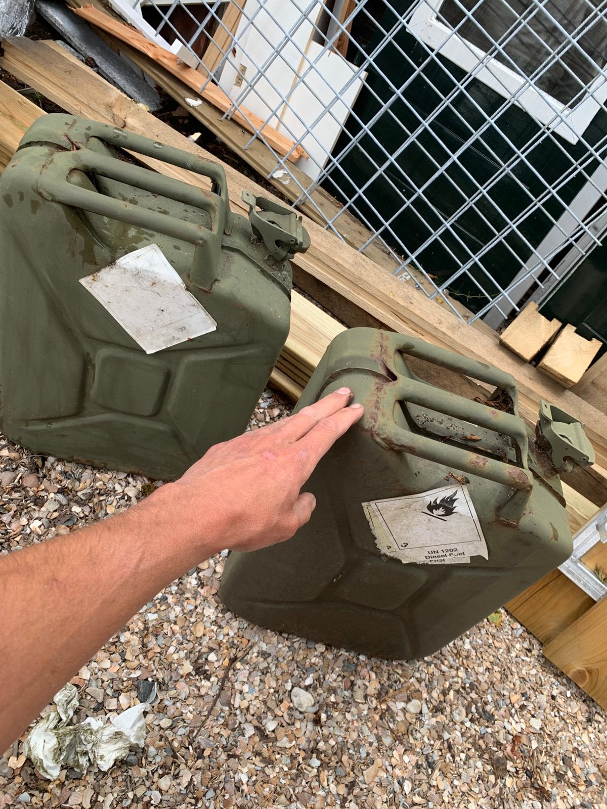Twee oude jerrycans. € 15,- per stuk., Verzamelen, Ophalen of Verzenden, Landmacht, Nederland, Embleem of Badge