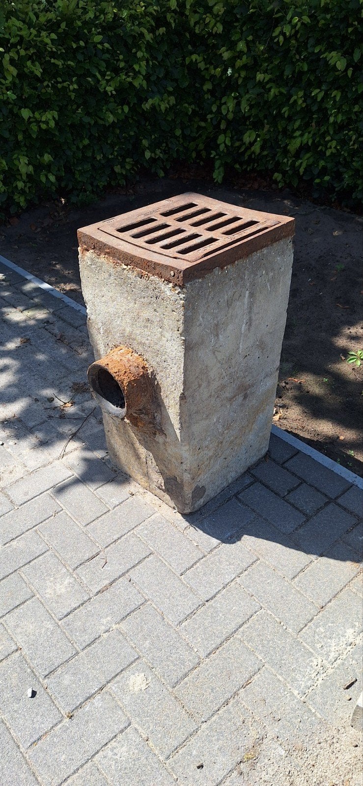 Betonnen afvoerput met rooster, Gebruikt, Ophalen of Verzenden, Minder dan 2 meter, 80 mm of meer