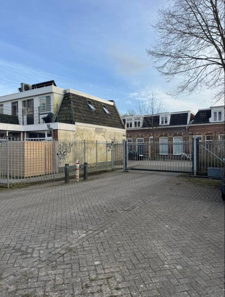Beveiligde parkeerplaats te huur – Pietersburen, Leeuwarden, Huizen en Kamers, Garages en Parkeerplaatsen