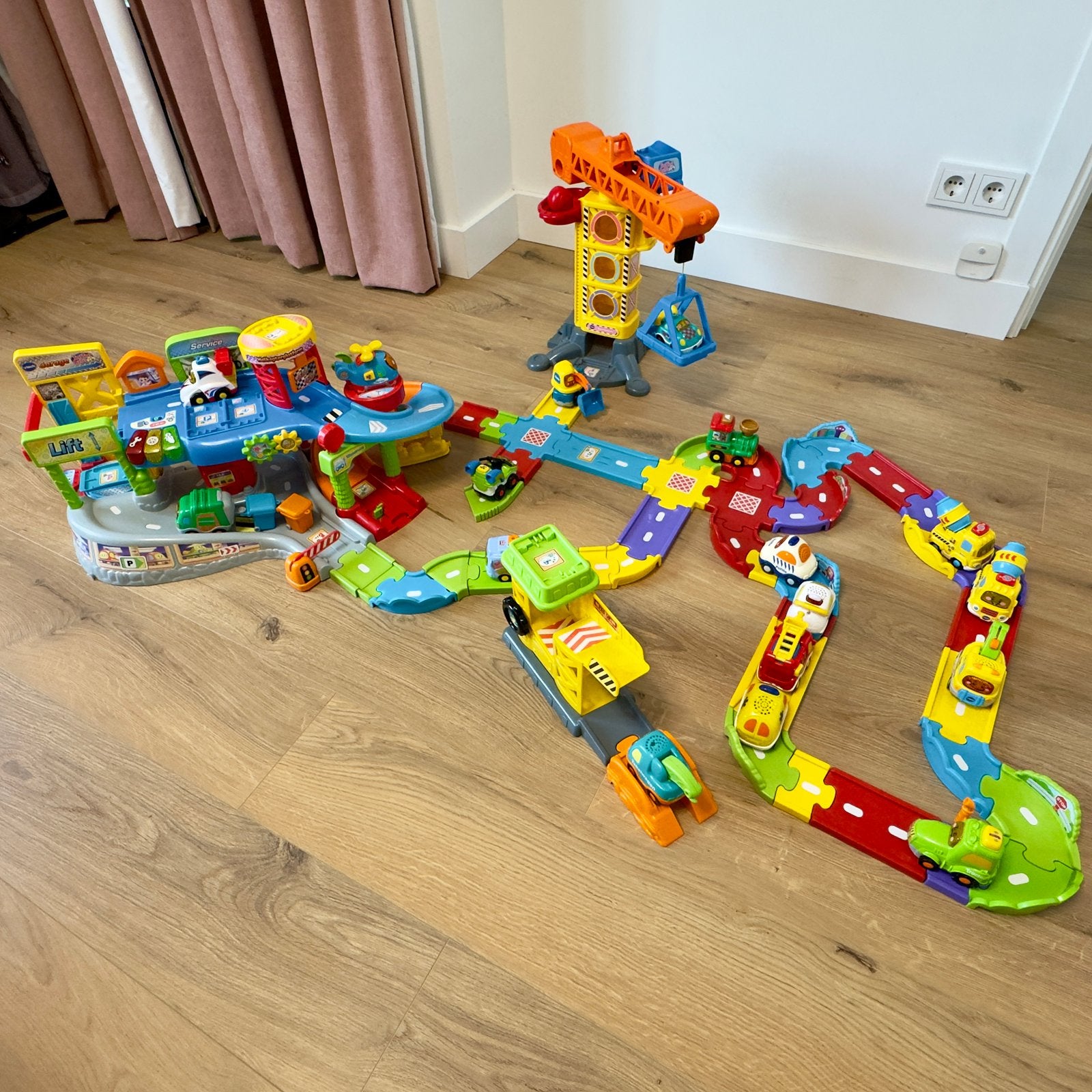 GROTE SET VTech Toet Toet Garage + Kraan + Toren + 17 Auto’s, Ophalen, Gebruikt, 2 tot 4 jaar