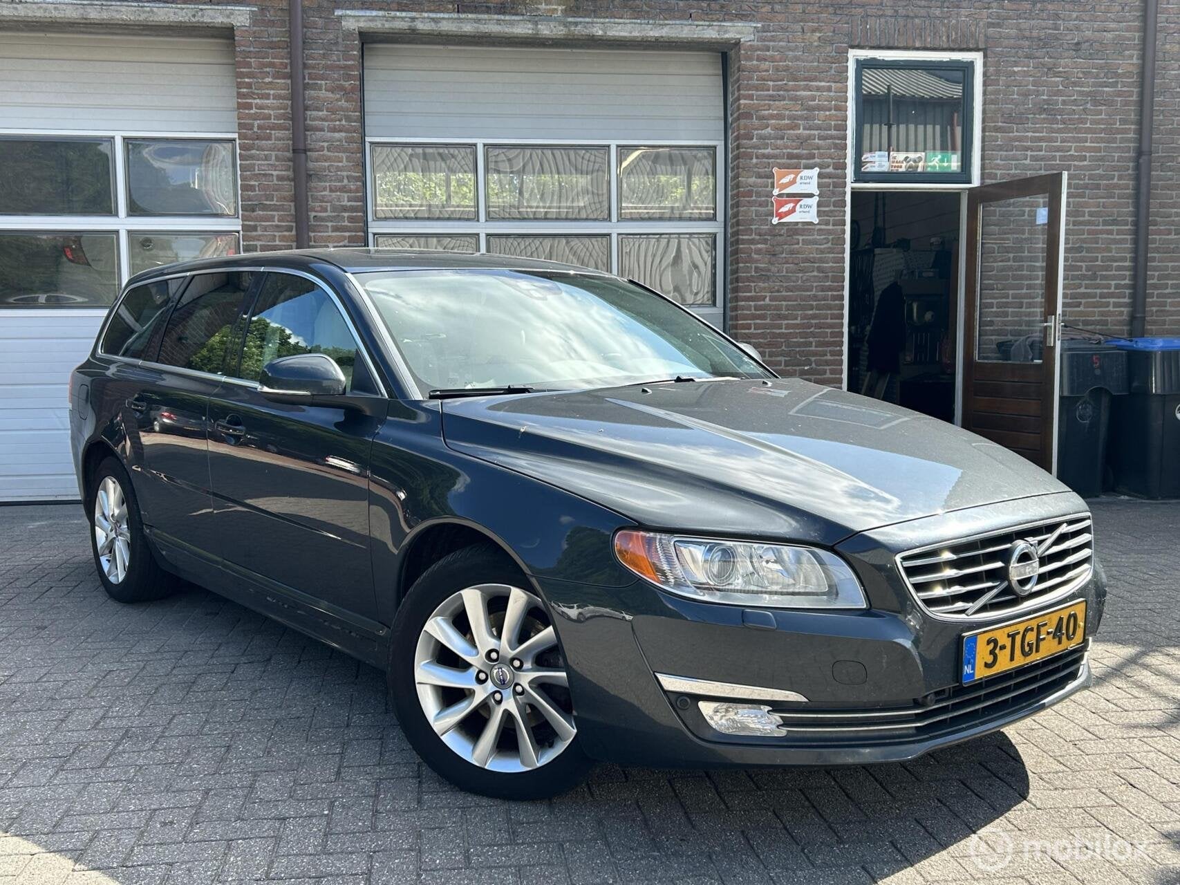 Volvo V70 2.0 D4 Summum | Clima | Schuifdak | Leder |, Auto's, Voorwielaandrijving, 4 cilinders, Zilver of Grijs, 750 kg