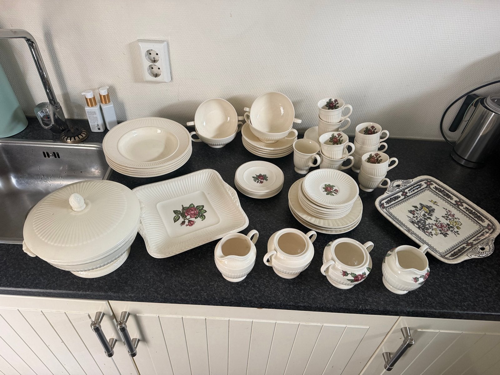Diverse Wedgwood servies met rozenmotief - Vintage, Gebruikt, Keramiek, Vintage, Ophalen of Verzenden