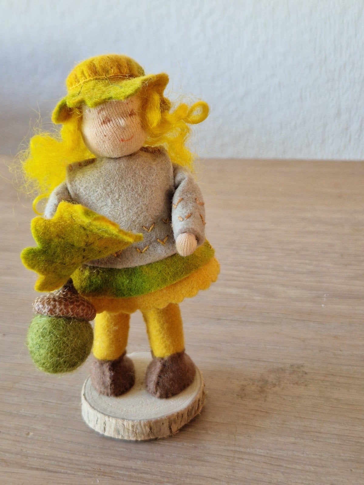 Voor de seizoenstafel,  eikelkindje, wolvilt, Hobby en Vrije tijd, Vilt, Ophalen of Verzenden, Figuurtje(s), Wolvilt