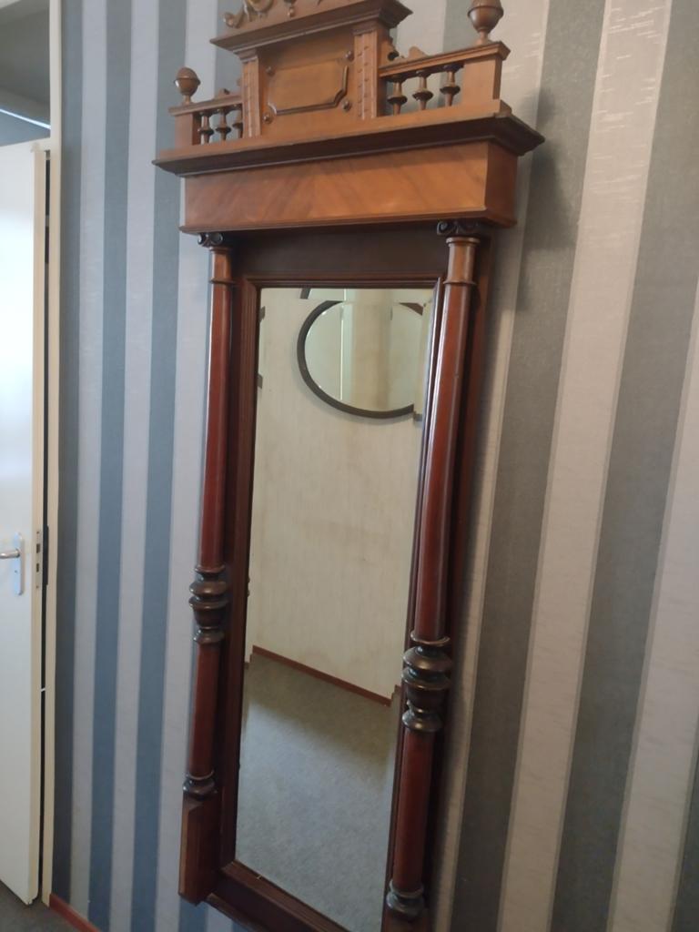 Antieke houten wandspiegel met bijhorende kapstok, Ophalen, Ovaal