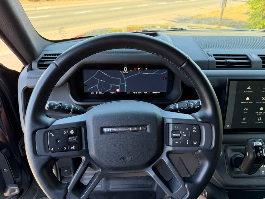 Foto 10 van Land Rover Defender P300e 300pk Phev AWD Aut 2025 Zwart