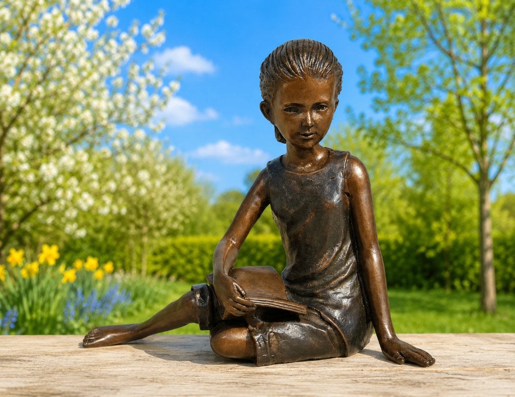 Bronzen beeld/ LEZEND MEISJE