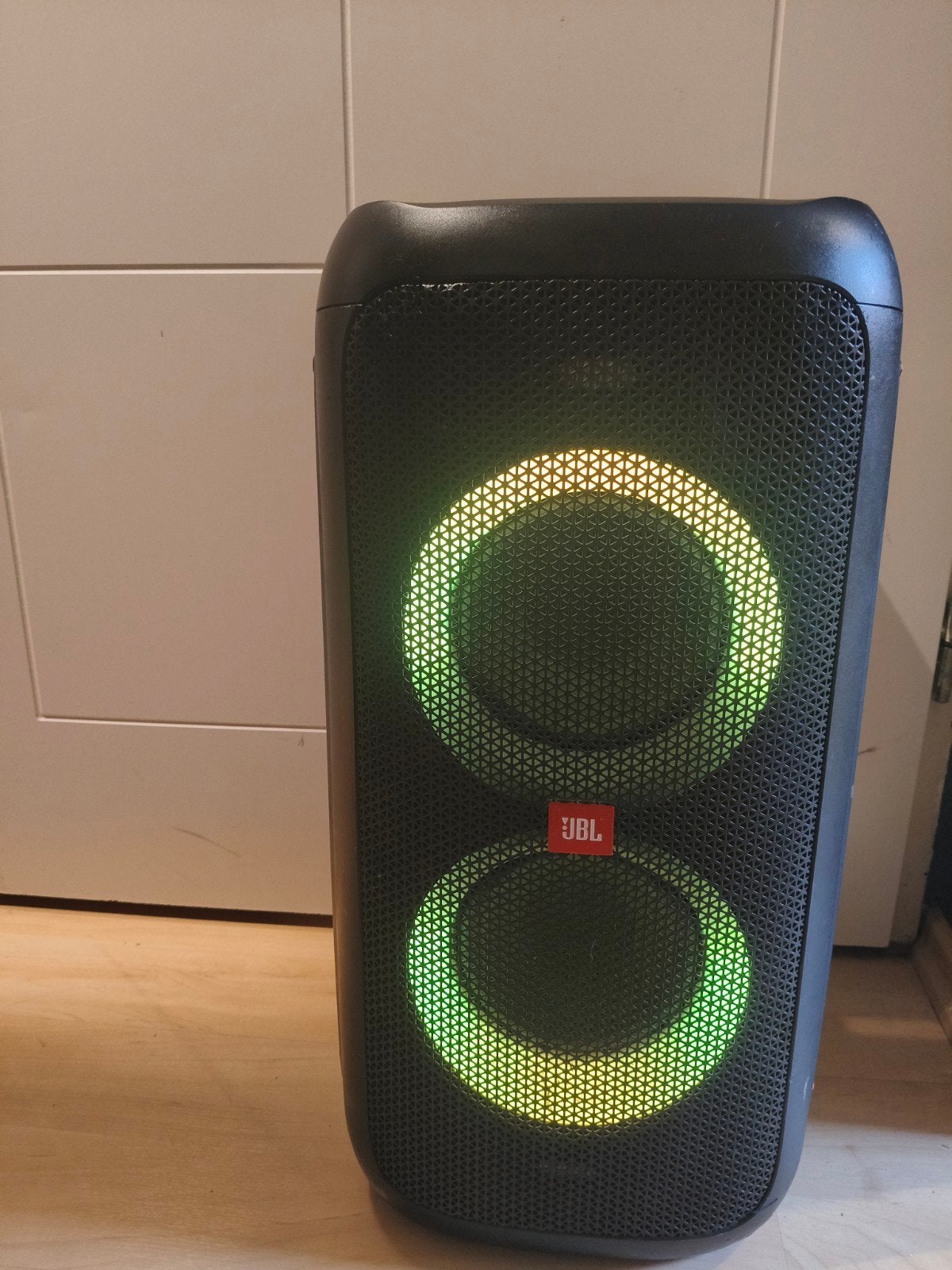 JBL PartyBox 100 - Krachtige draagbare partyspeaker, Audio, Tv en Foto, Ophalen, Party speaker, Zo goed als nieuw, AUX-ingang