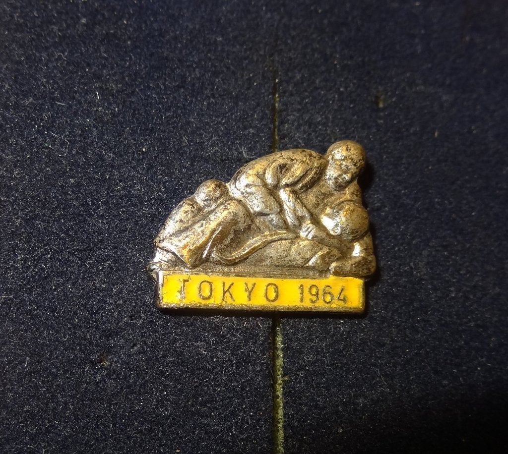 Anton Geesink Tokyo 1964 Geel Speldje, Verzamelen, Verzenden, Gebruikt, Sport, Speldje of Pin