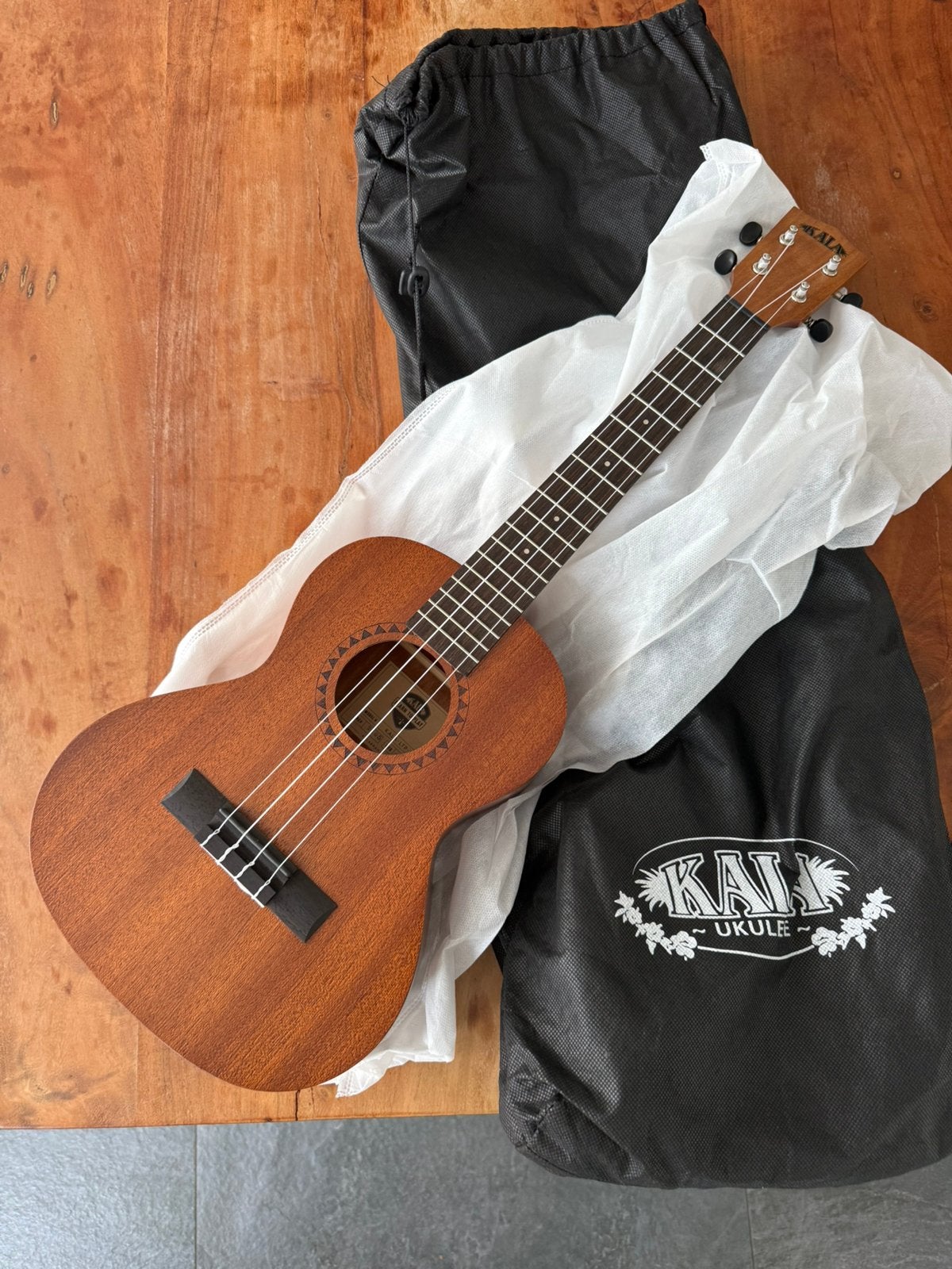 Ukulele tenor KALA starterskit + met stemapparaat, Ophalen of Verzenden, Nieuw, Overige typen