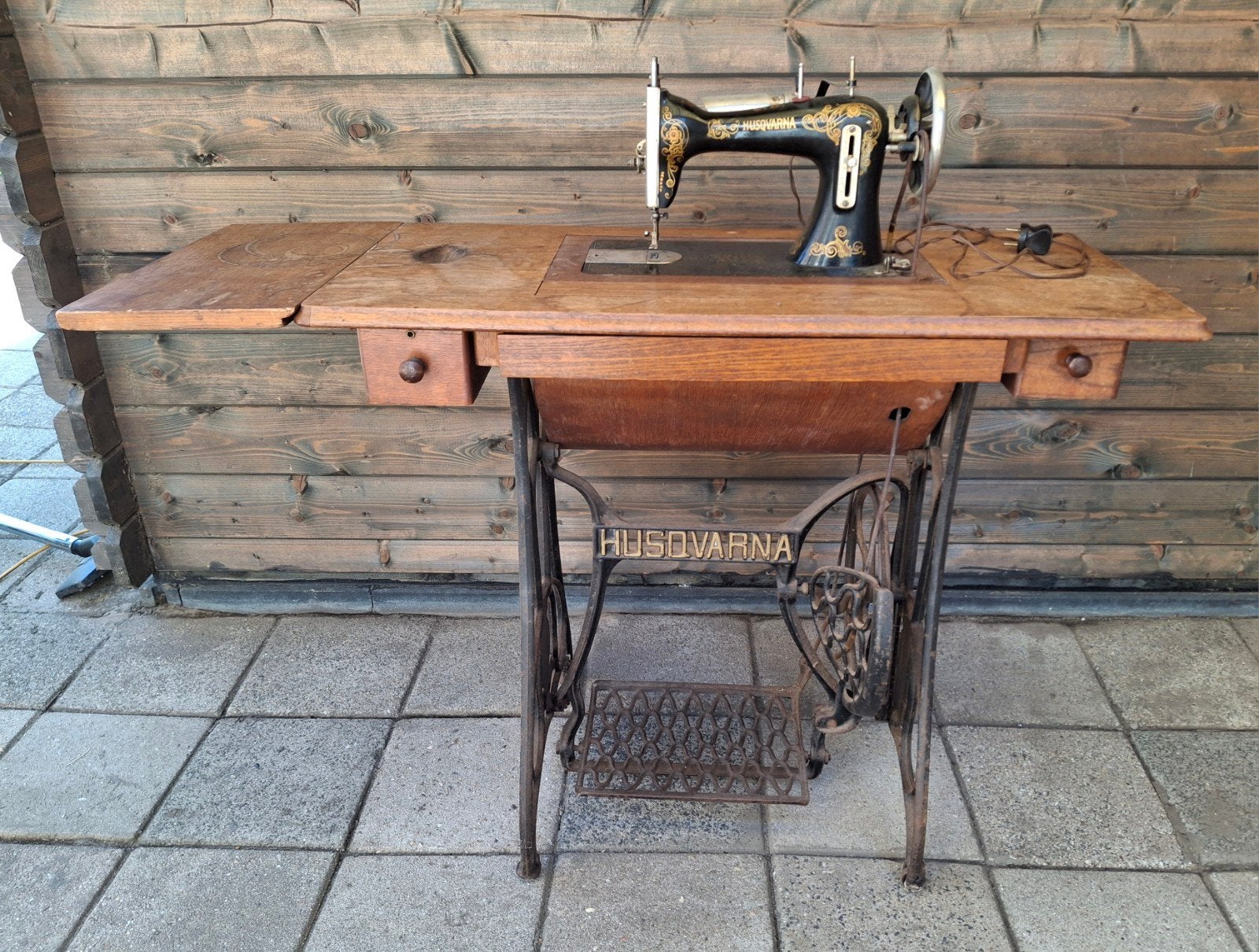Antieke Husqvarna trapnaaimachine, Ophalen