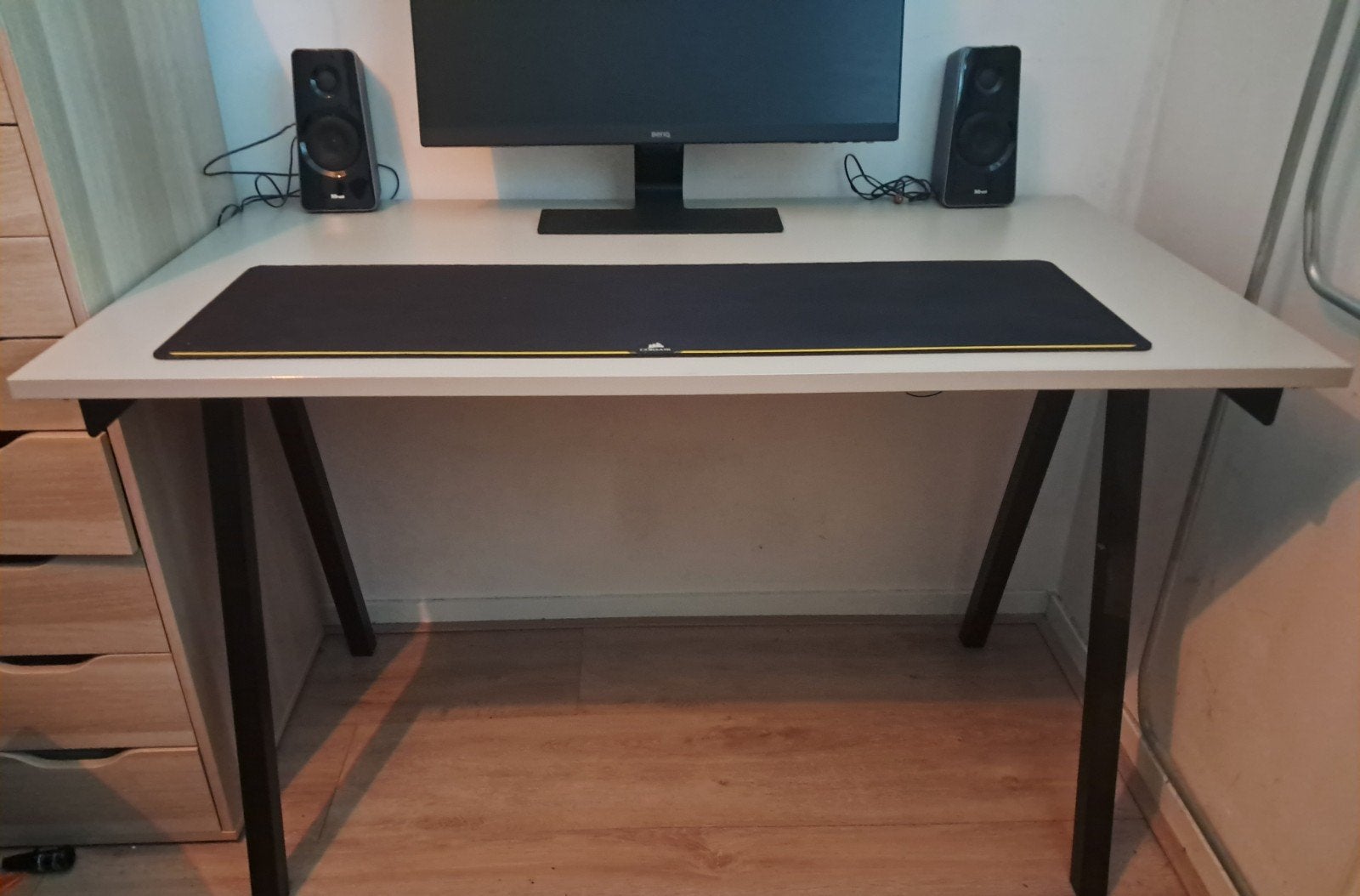 Bureau, Bureaustoel, Monitor, Speakers, Subwoofer, Muismat, Ophalen