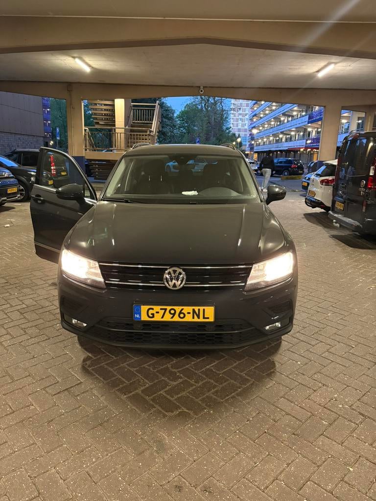 Volkswagen Tiguan 1.5 TSI ACT 150pk DSG 2019 Grijs, Auto's, Stof, Zwart, 4 cilinders, 75 €/maand
