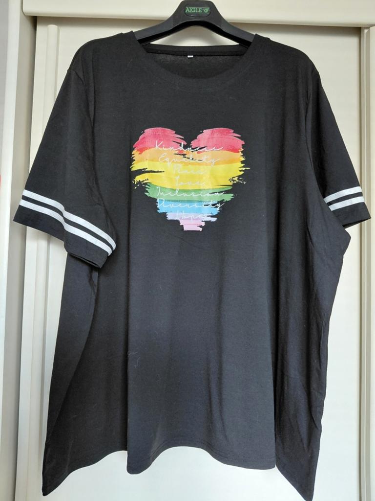 Zwart T-shirt met regenboog hart print - Maat 8XL, Kleding | Dames, Ophalen of Verzenden