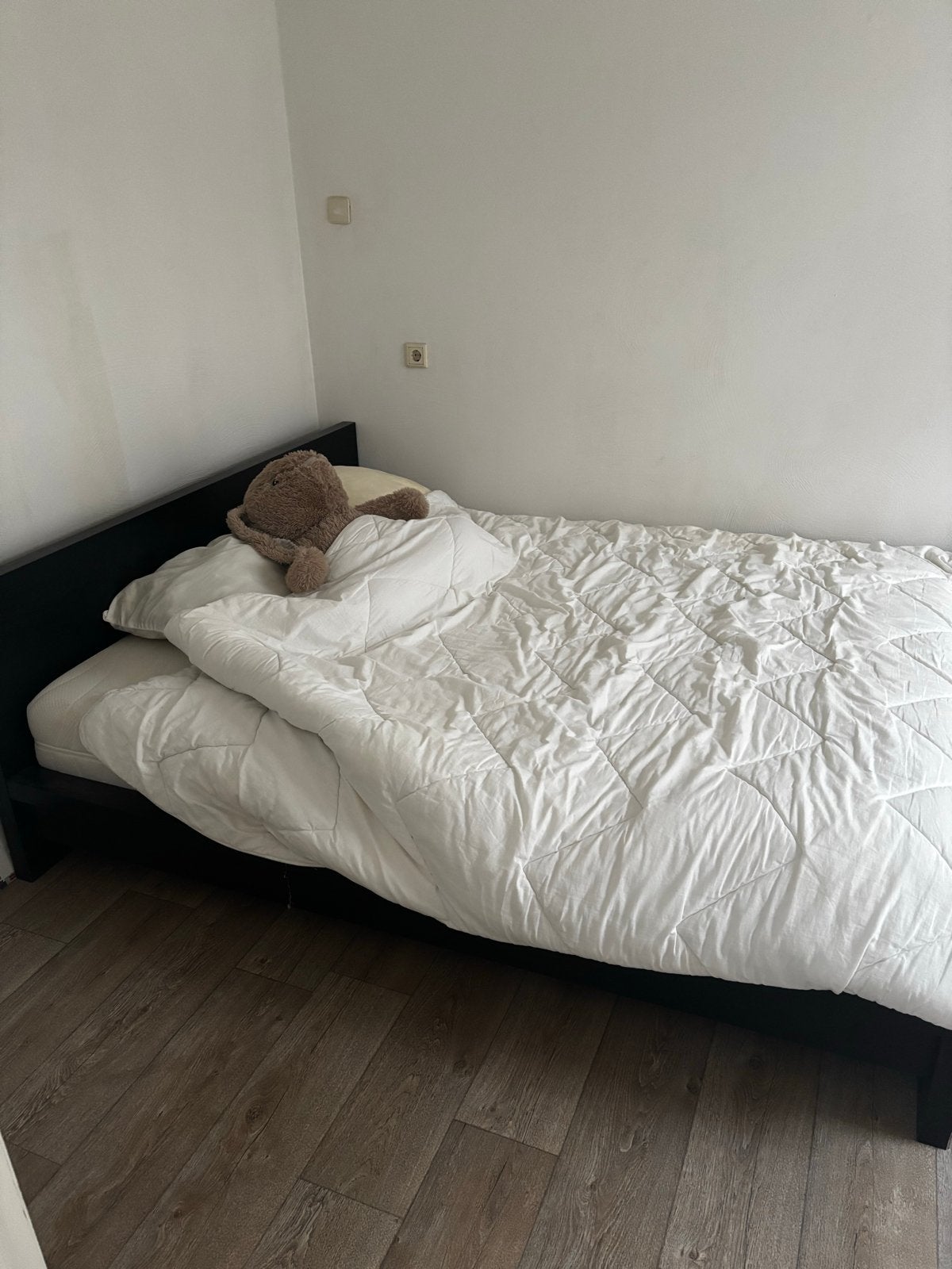 Zwart tweepersoonsbed met matras en lattenbodem