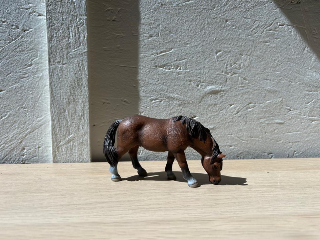 Schleich grazende pony, Ophalen of Verzenden, Zo goed als nieuw, Paard, Beeldje of Figuurtje