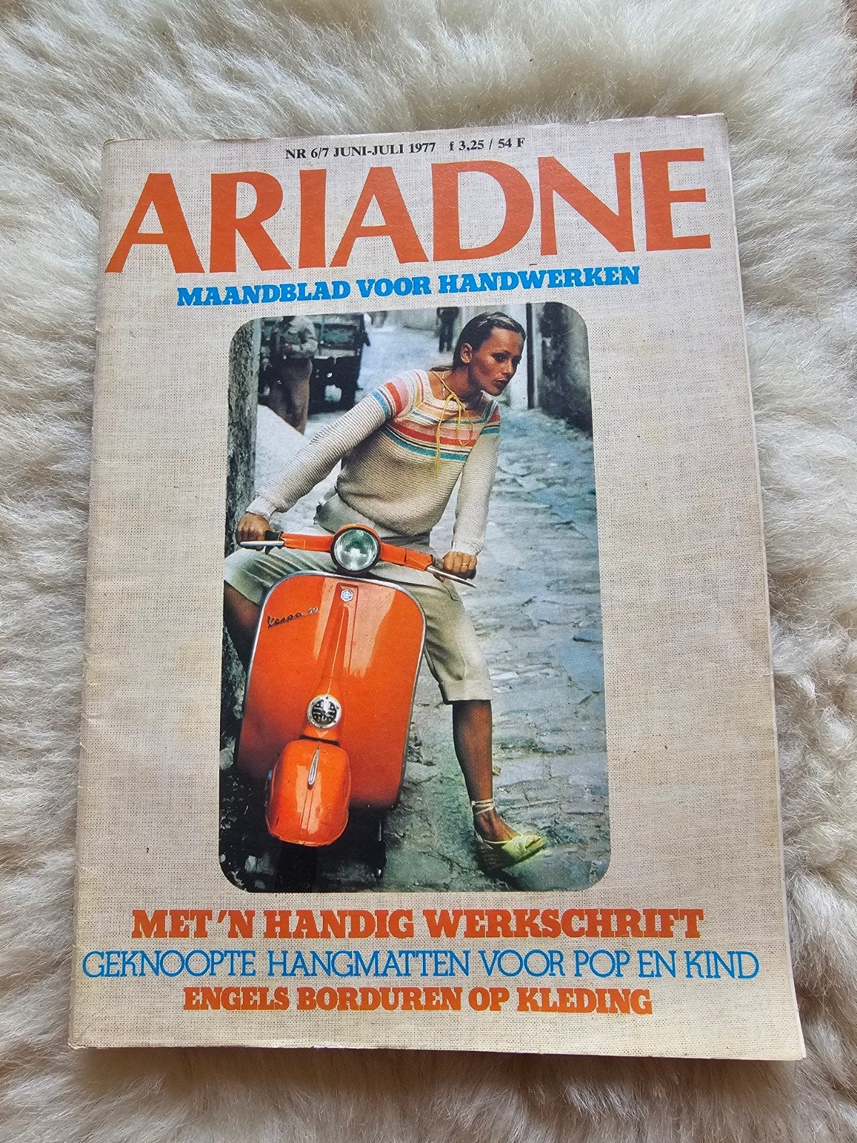 Vintage handwerk tijdschrift Ariadne nr 6/7. 1977, Ophalen of Verzenden, Gelezen, Damesbladen