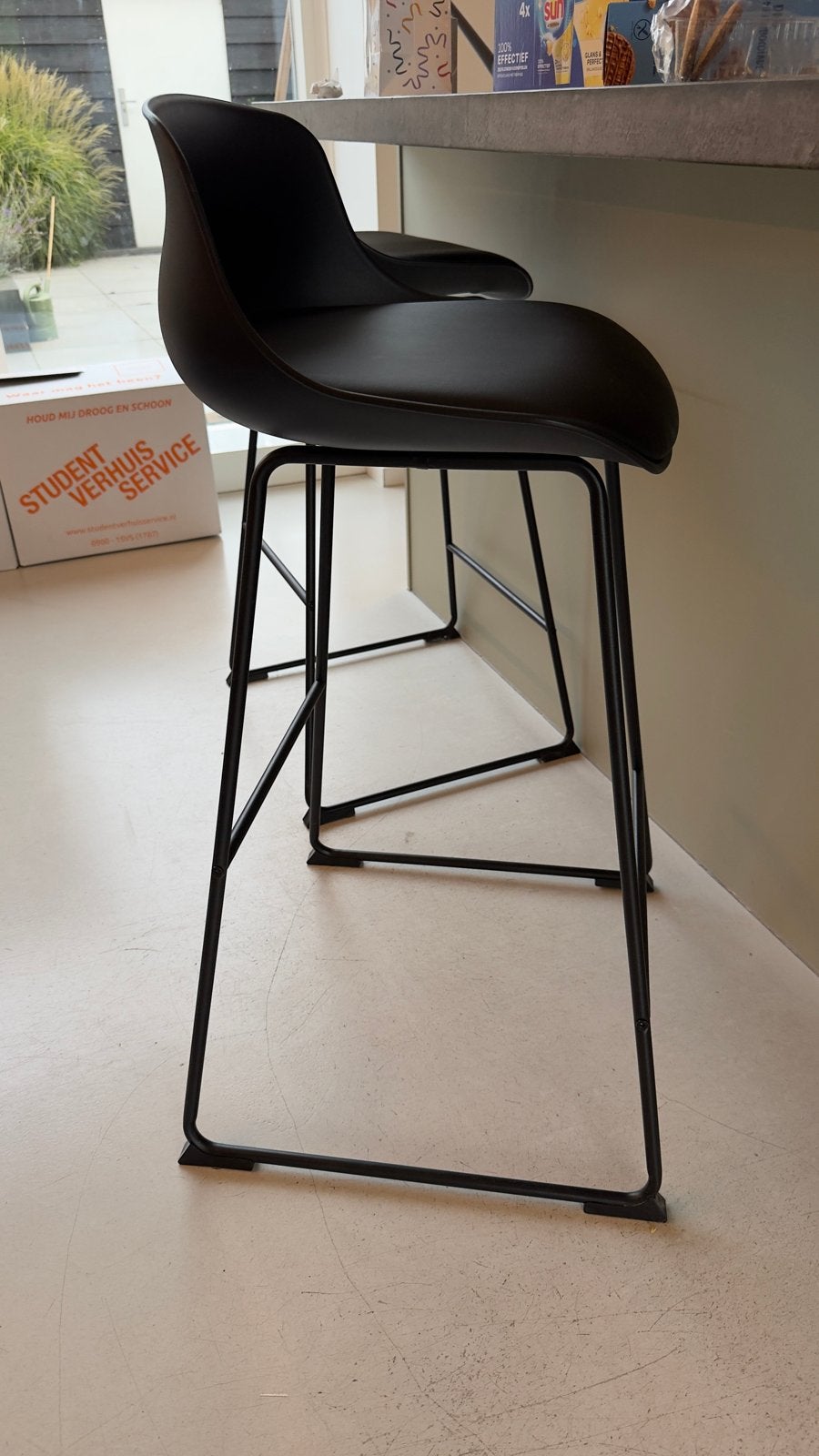 Moderne barkruk met lichte gebruikerssporen, Ophalen, Kunststof, Gebruikt, Met voetsteun
