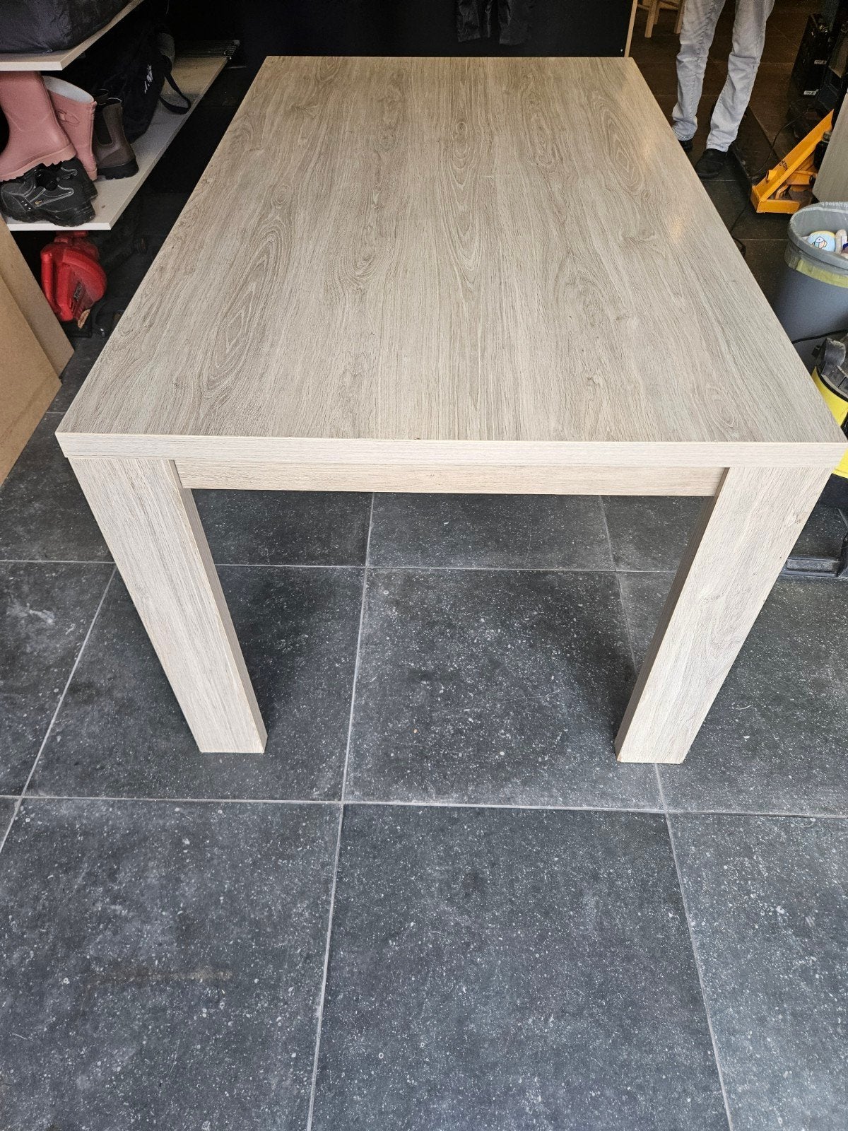 Degelijke eettafel met lichte gebruikssporen, Huis en Inrichting, Tafels | Eettafels, Ophalen, Gebruikt, 50 tot 100 cm, 150 tot 200 cm