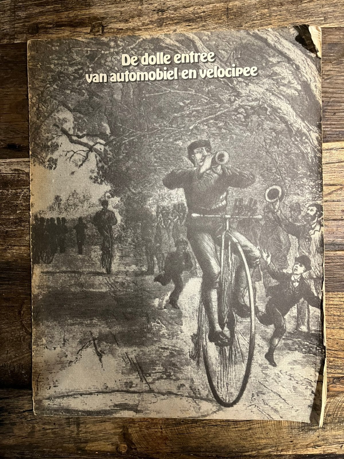 De dolle entree van automobiel en velocipède - A.N.W.B., Ophalen of Verzenden, Gelezen, Catalogus