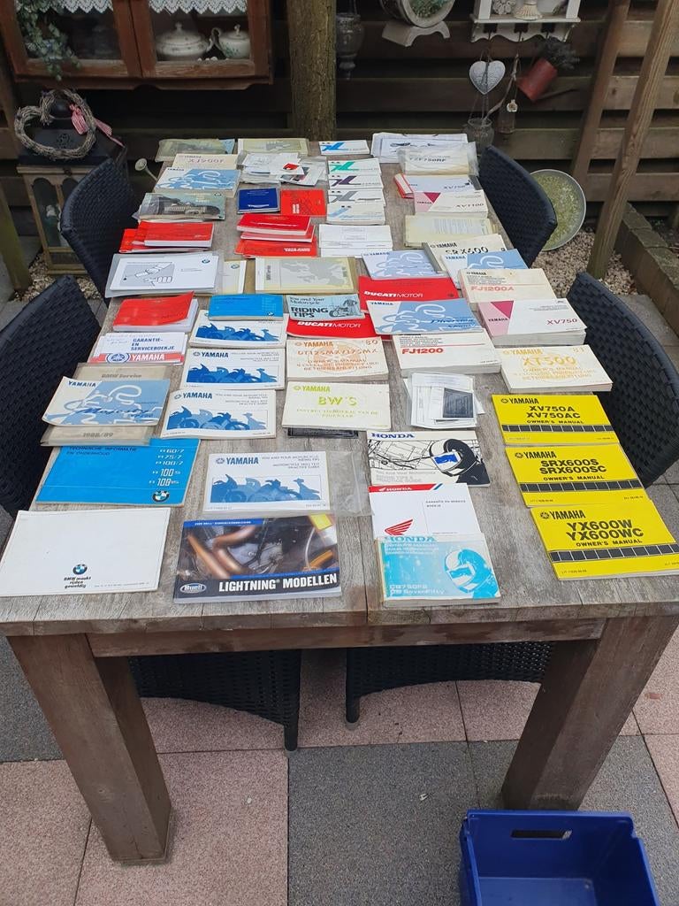 Partij boeken  Bmw moto guzzi kawasaki yamaha triumph honda, Ophalen of Verzenden