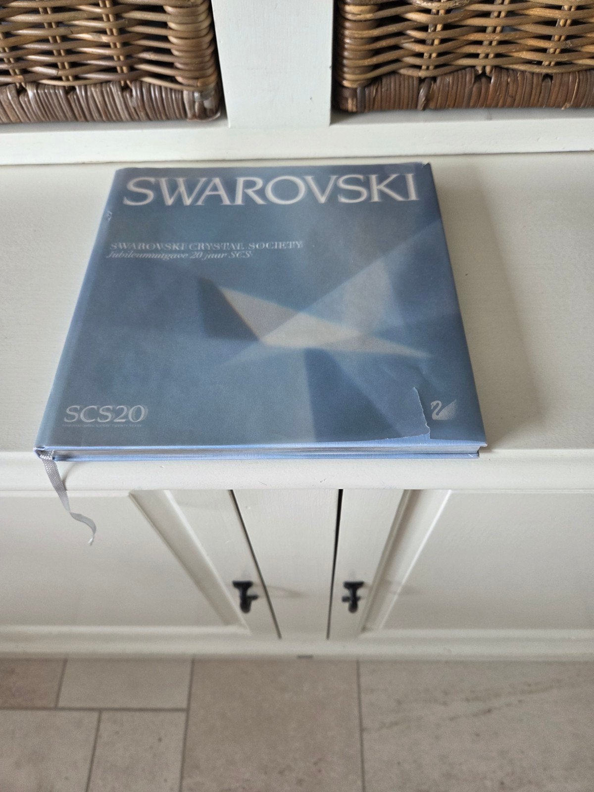 Swarovski jubileum uitgave 20 jaar SCS, Ophalen of Verzenden, Gelezen