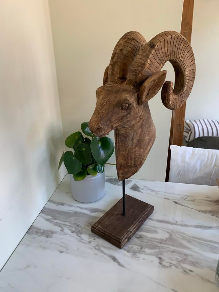 Houten Ram Beeldje - Aries Figuur op Sokkel, Ophalen of Verzenden, 20 - 50 cm, Beeld, Hout
