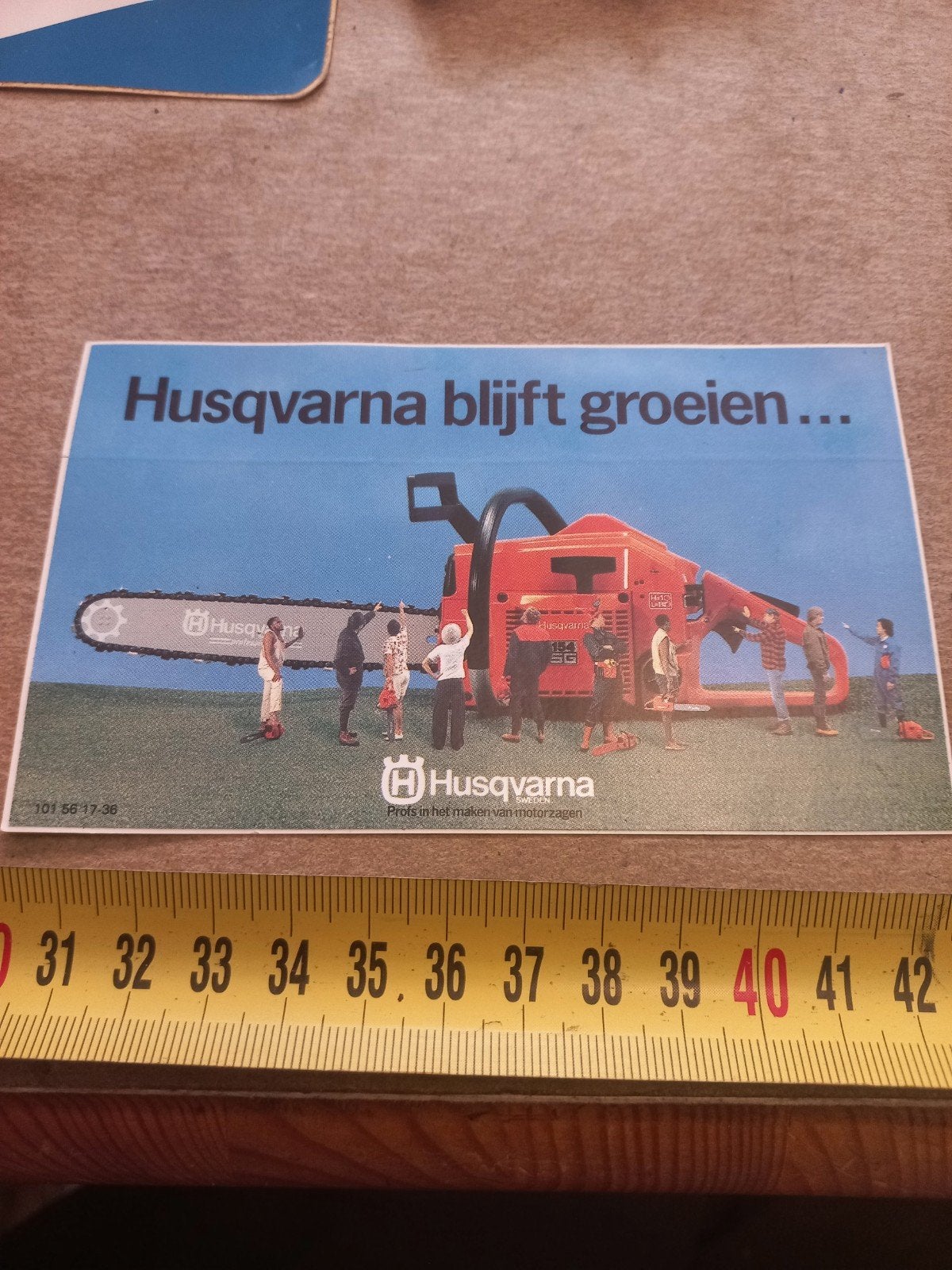Husqvarna reclamesticker - "Husqvarna blijft groeien...", Ophalen of Verzenden, Zo goed als nieuw