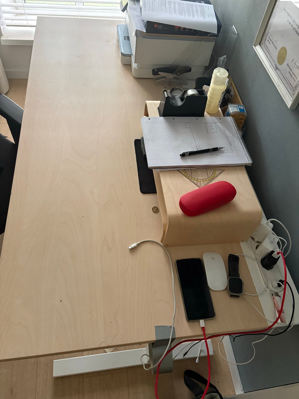 Zit-sta bureau met licht houten blad en wit onderstel, Ophalen, Zit-sta bureau, Elektrisch, Gebruikt