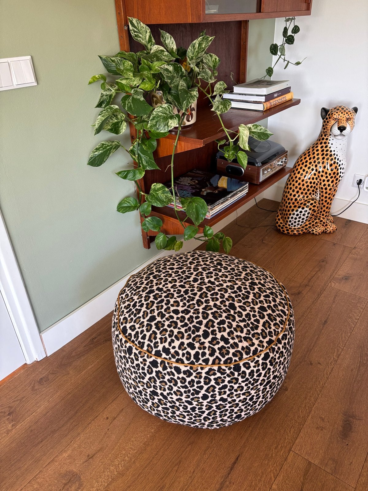Sissy-Boy poef met luipaardprint, Huis en Inrichting, Banken | Voetenbanken en Poefen, Verzenden, Rond, Minder dan 50 cm, Zo goed als nieuw