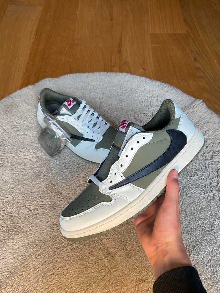 Travis Scott Jordan 1 Low “Medium Olive” - Maat 42, Overige kleuren, Verzenden, Nieuw, Sneakers of Gympen