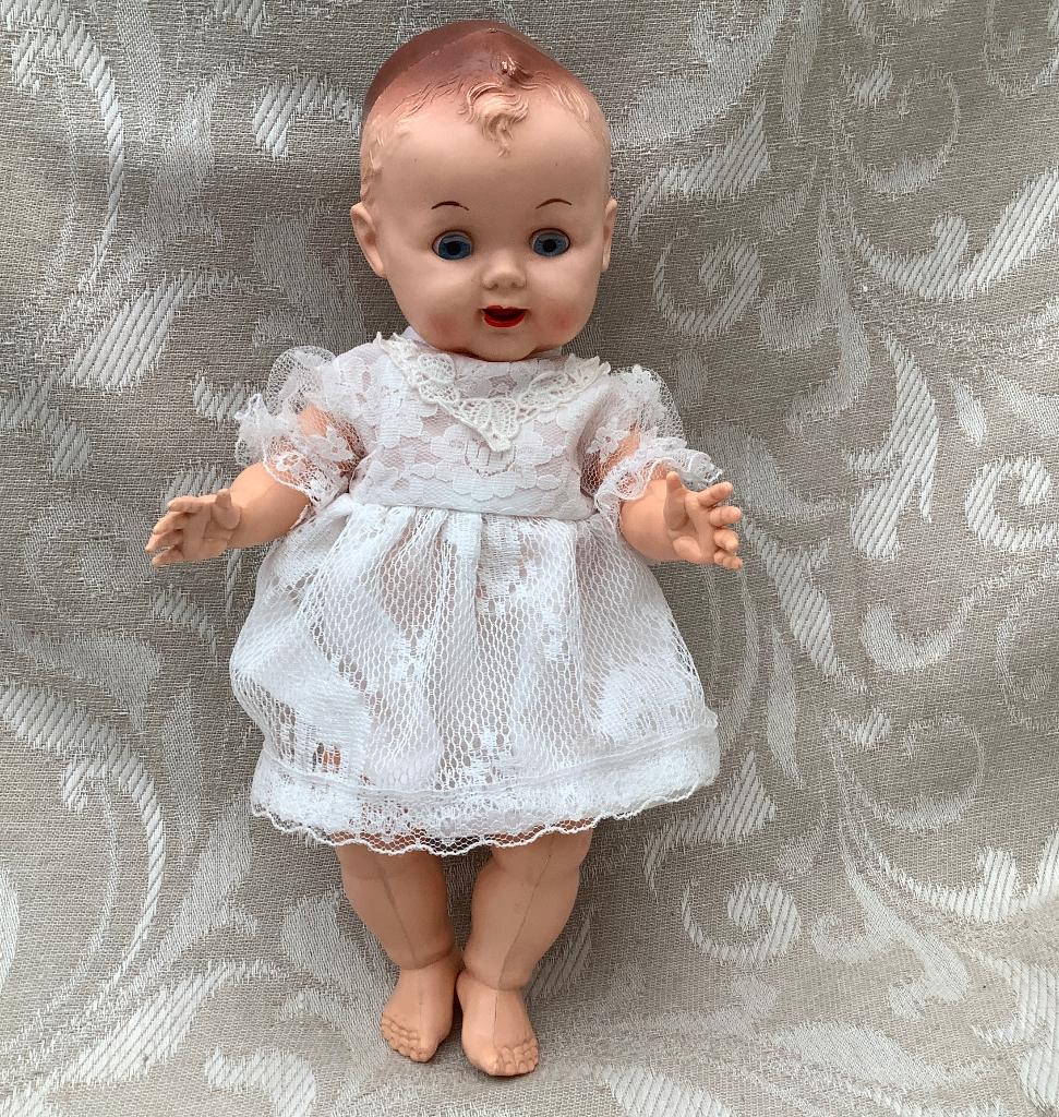 Schattig vintage popje, 24 cm, “Roddy UK” wit jurkje, Ophalen of Verzenden, Zo goed als nieuw, X, Pop