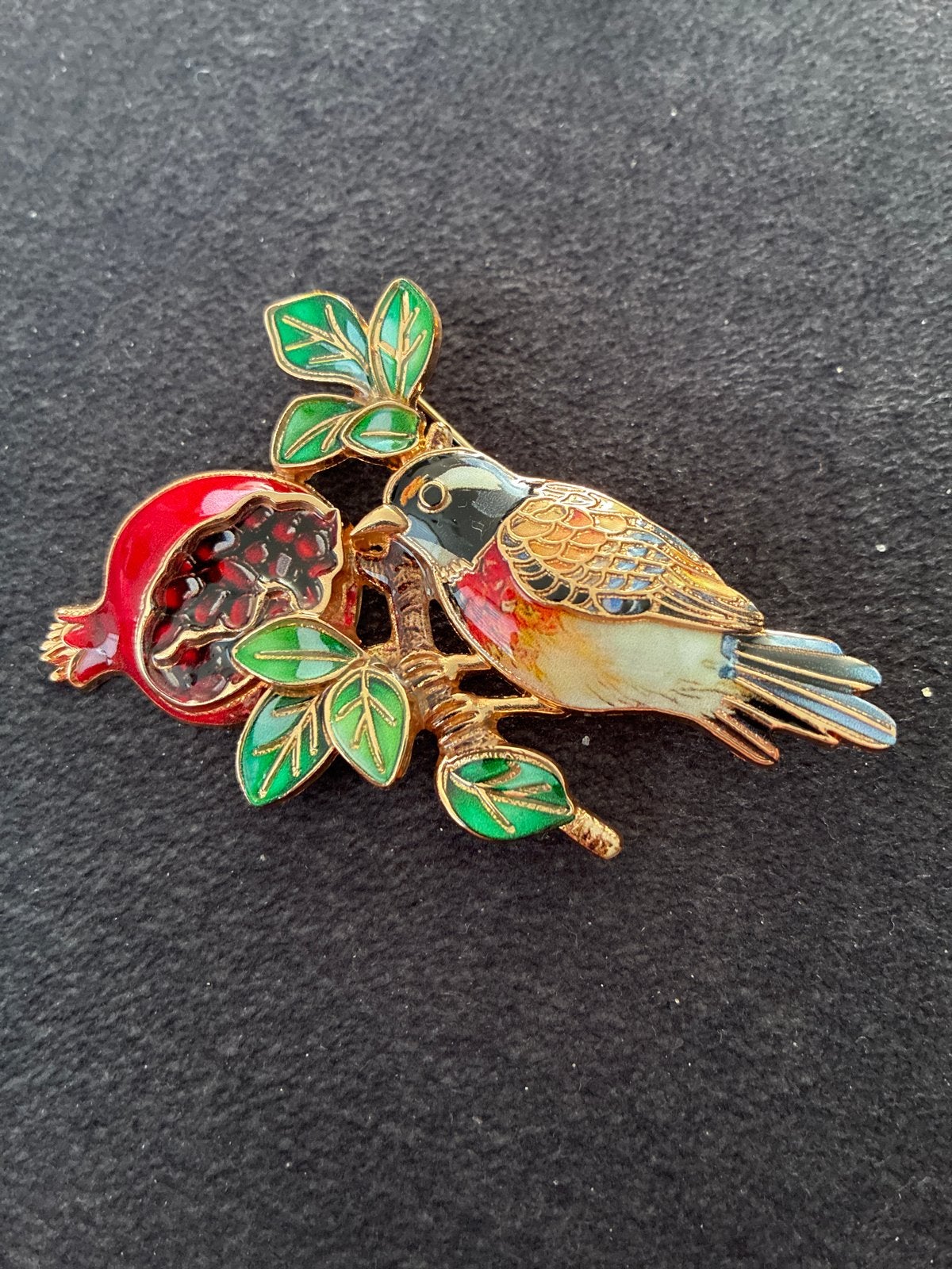 Prachtige Broche Roodborstje en Granaatappel, Overige materialen, 4 tot 7 cm, Gebruikt, Overige kleuren
