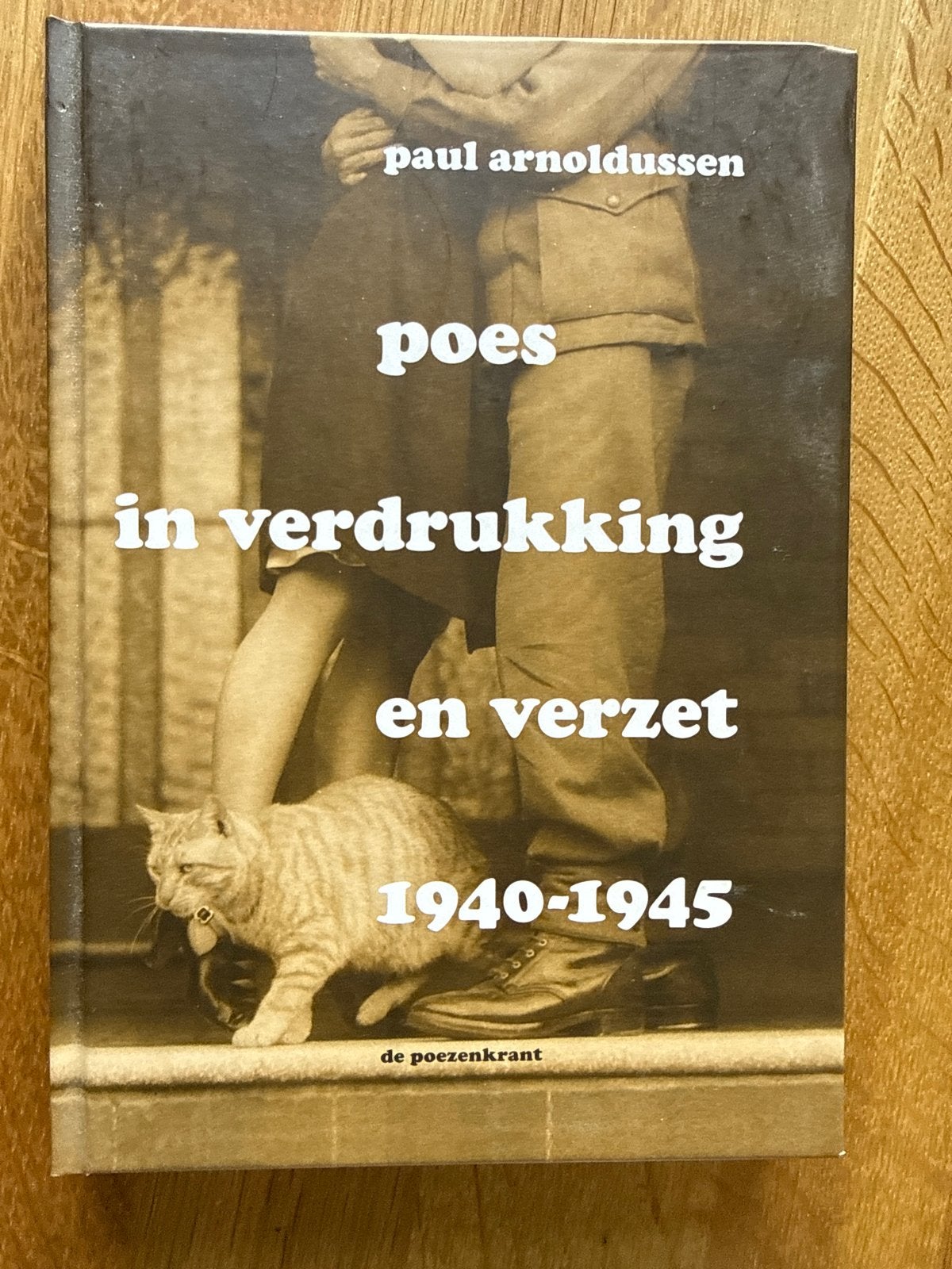 Poes in verdrukking en verzet 1940-1945 - Paul Arnoldussen, Ophalen of Verzenden, 20e eeuw of later, Zo goed als nieuw