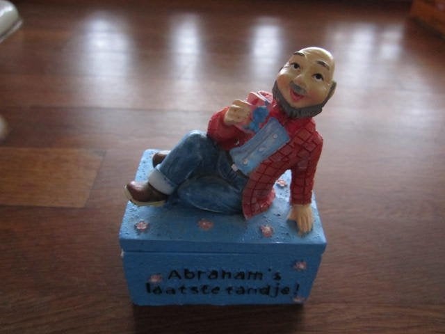 Opa's laatste tandje., Ophalen of Verzenden, Nieuw, Steen/keramiek