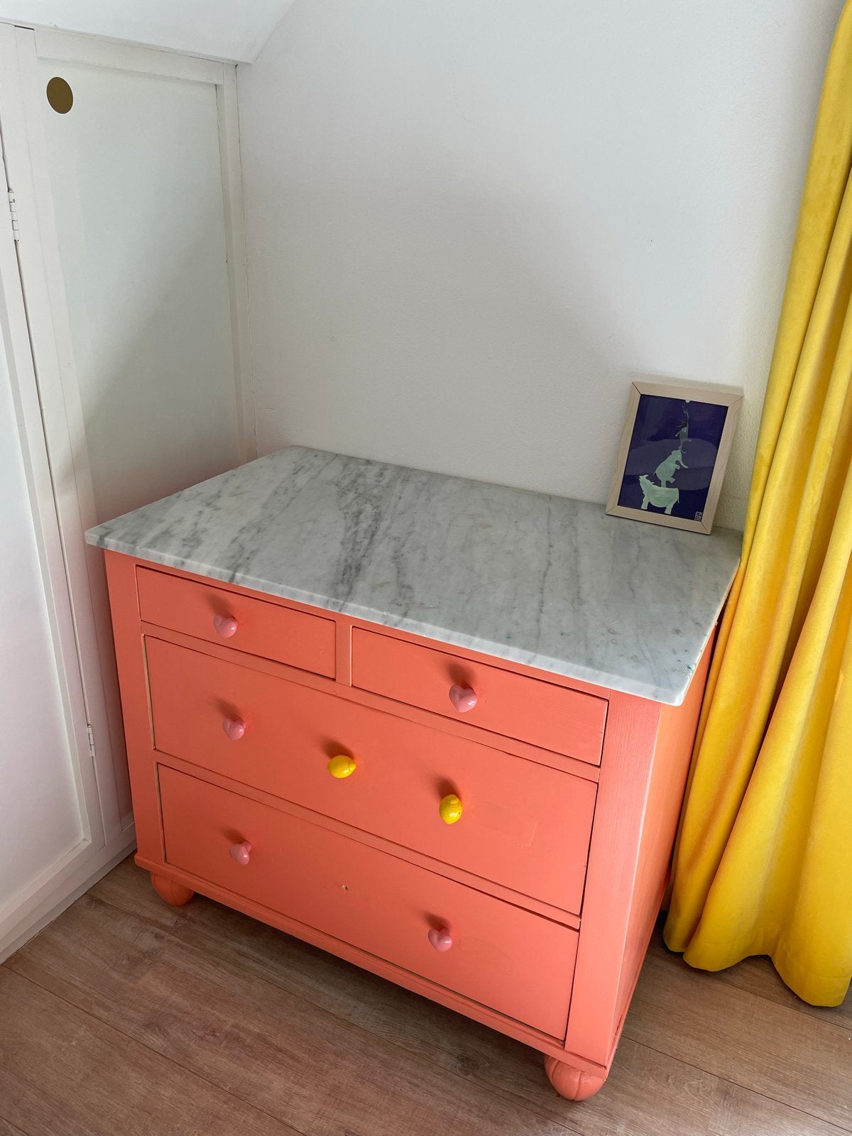 Vintage ladekast met marmeren blad voor meisjeskamer, Huis en Inrichting, Ophalen, Gebruikt, 50 tot 100 cm, Met lade(s)