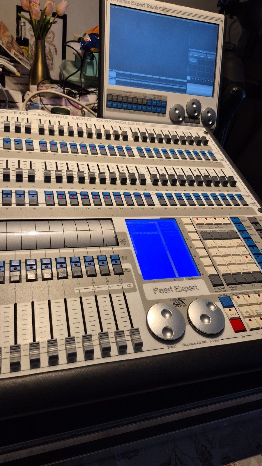 Avolites Pearl Expert Touch lichtsturing met flightcase, Muziek en Instrumenten, Ophalen, Gebruikt, 20 kanalen of meer