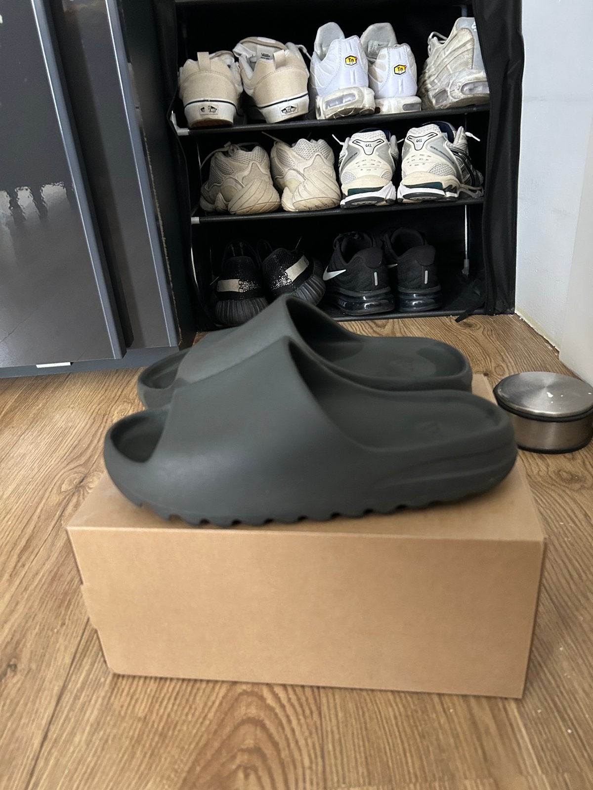 Adidas Yeezy Slide 'Dark Onyx' - Maat 44.5, Verzenden, Zo goed als nieuw, Zwart, Slippers