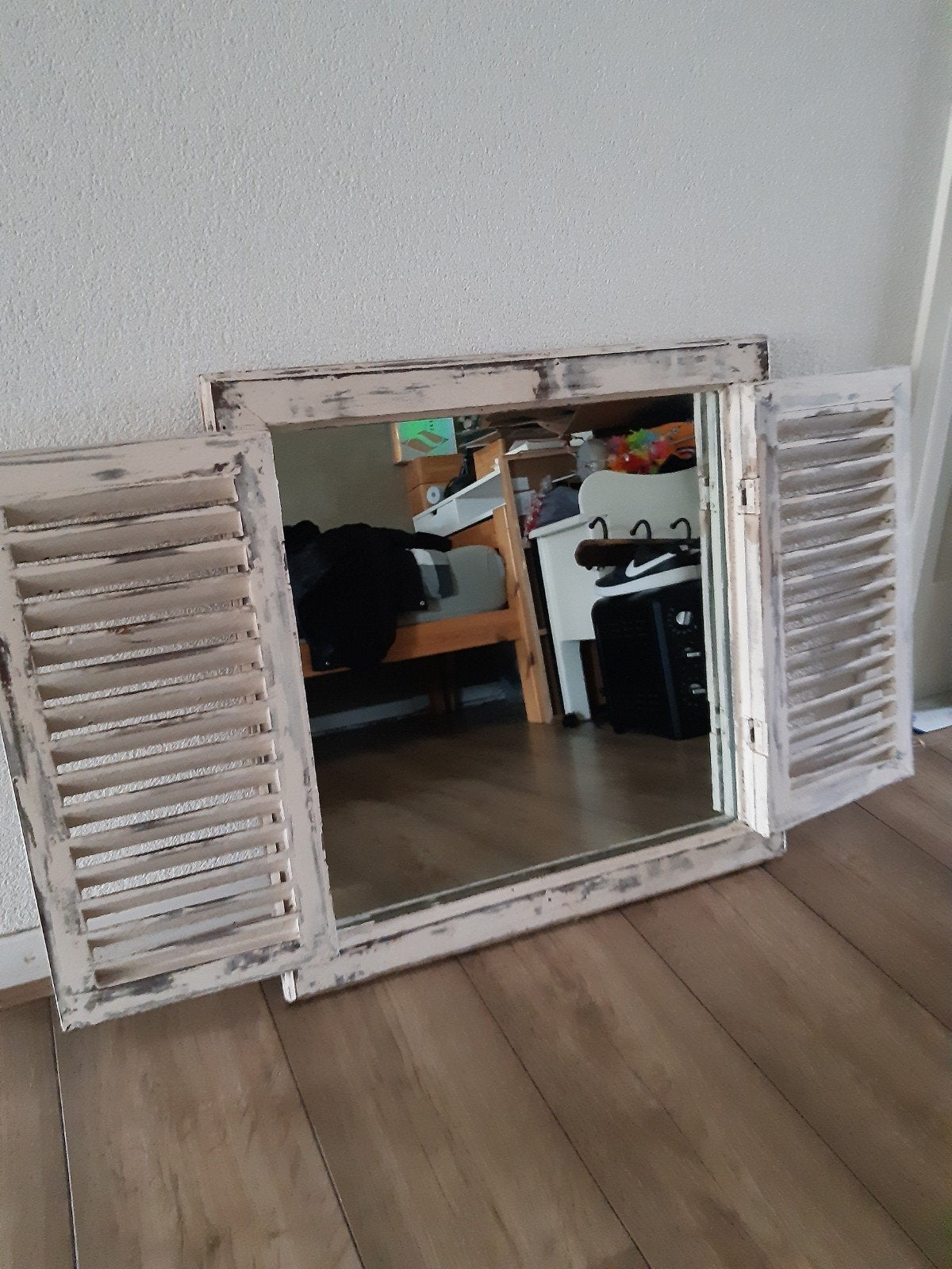 mooie brocante spiegel met luikjes, Ophalen, Vierkant, Zo goed als nieuw, Minder dan 100 cm