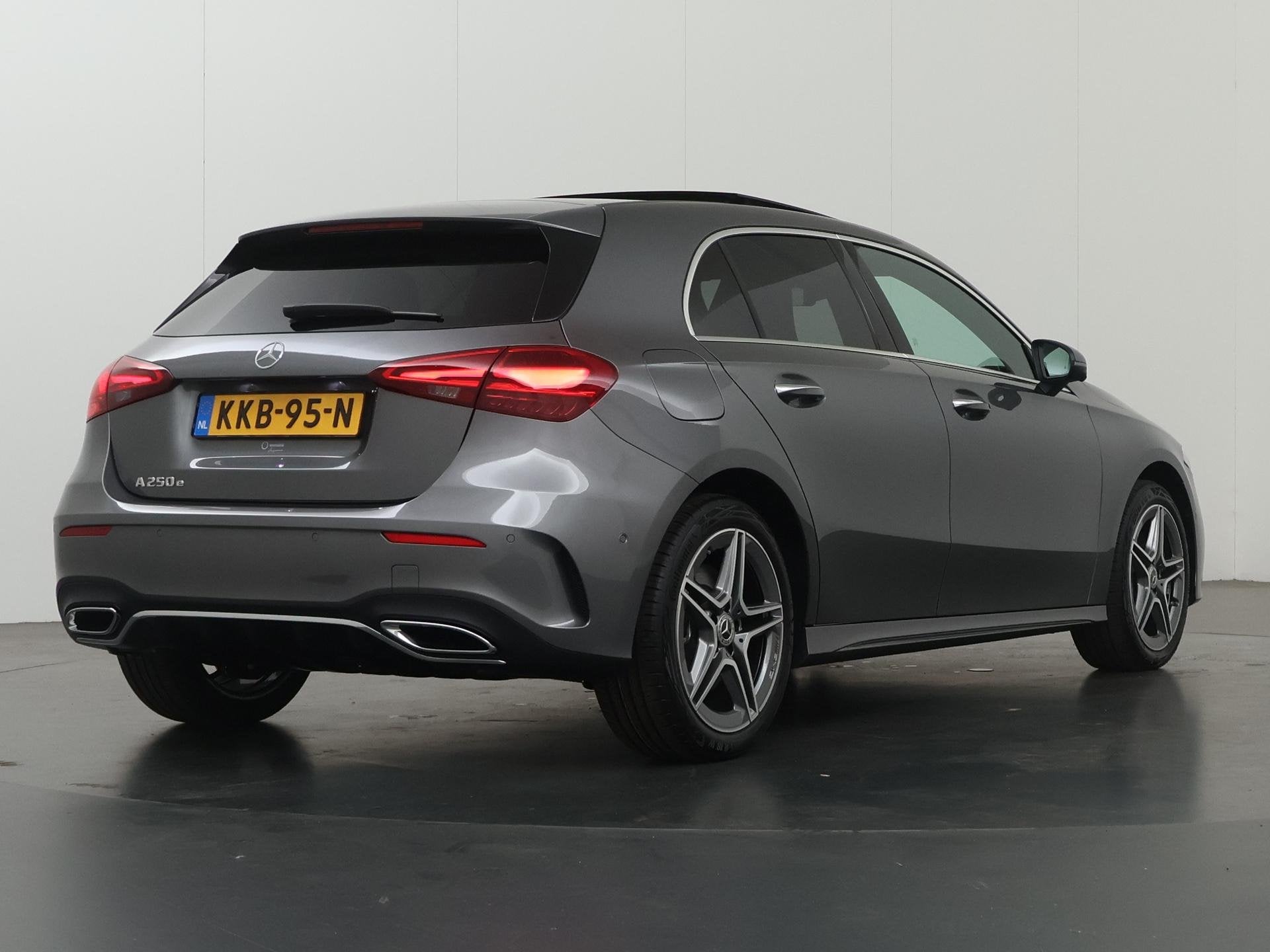 Mercedes-Benz A-klasse 250e Business Solution AMG | Panorama, Auto's, Mercedes-Benz, 4 cilinders, 163 pk, Bedrijf, Hybride Elektrisch/Benzine