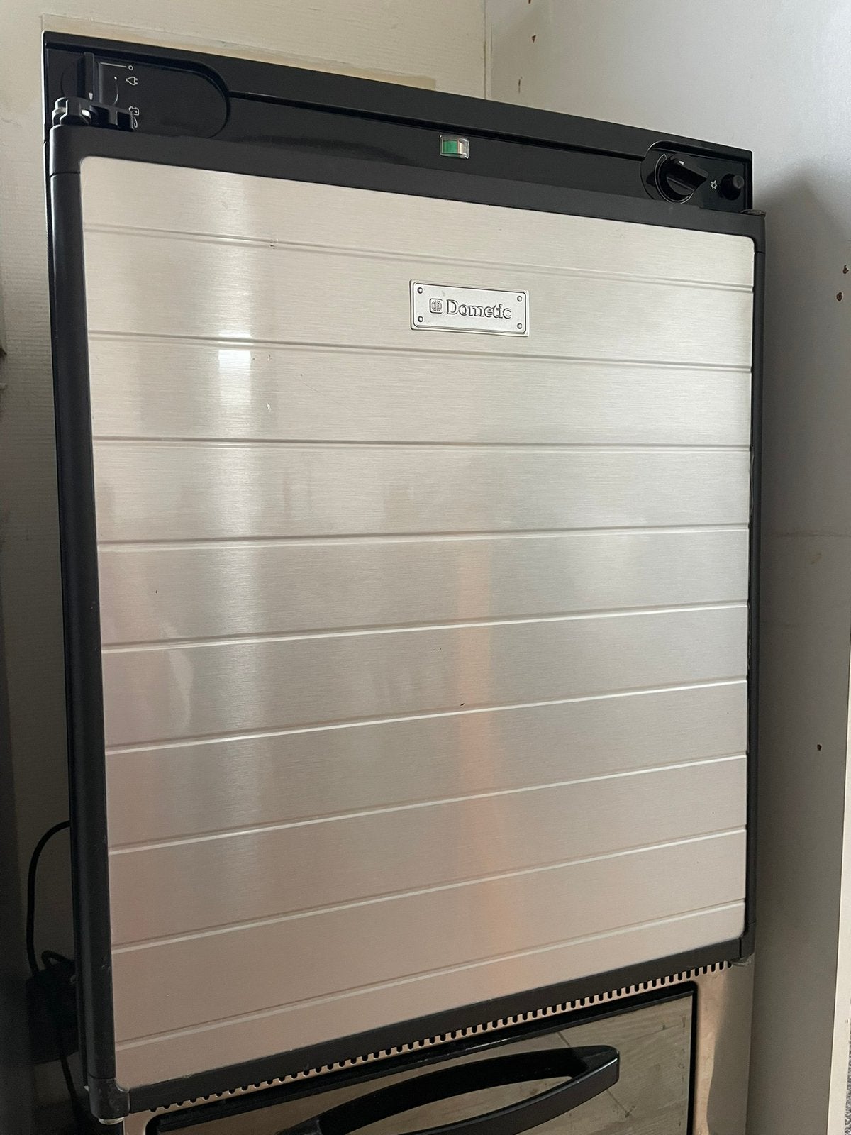 Dometic koelkast, Ophalen, Zonder vriesvak, Minder dan 85 cm, Minder dan 75 liter