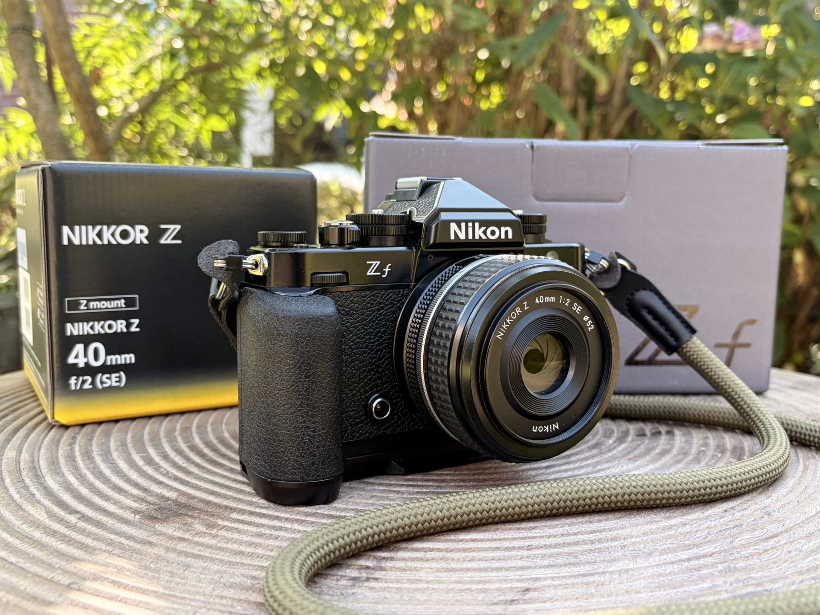 Nikon Zf Fullframe Retro | Optie 40mm f/2 SE | SmallRig Grip, Audio, Tv en Foto, Fotocamera's Digitaal, Lensdop, Bluetooth, Ophalen of Verzenden