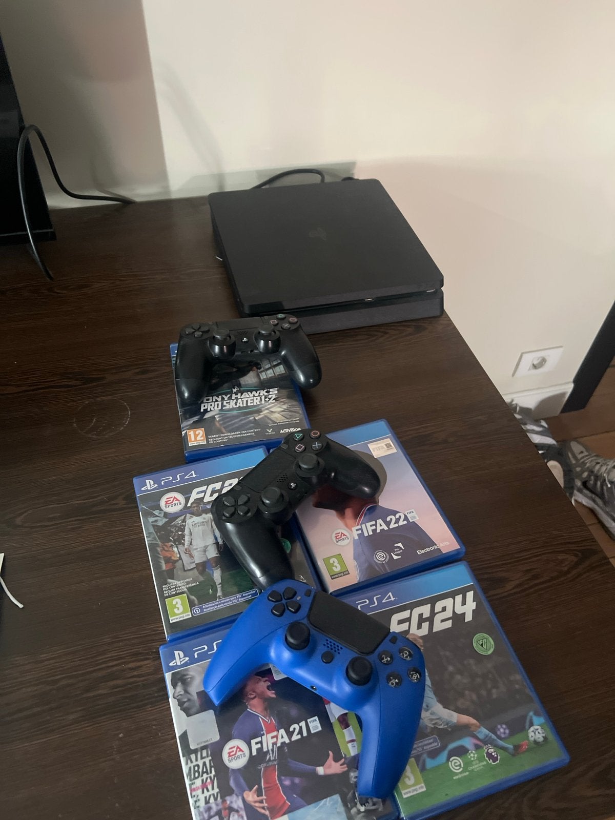PlayStation 4 Slim met 3 controllers en 5 games, Ophalen of Verzenden, Zo goed als nieuw, Met 3 controllers of meer, Slim