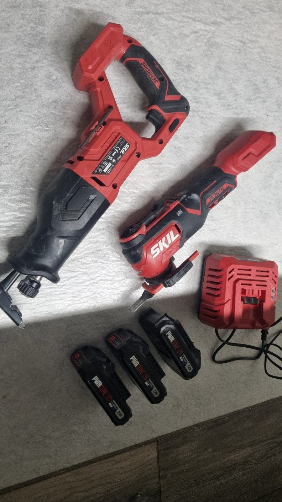SKIL Reciprozaag en Multitool Set met 3 Accu's en Lader, Gebruikt, 70 mm of meer, 600 tot 1200 watt, Ophalen of Verzenden