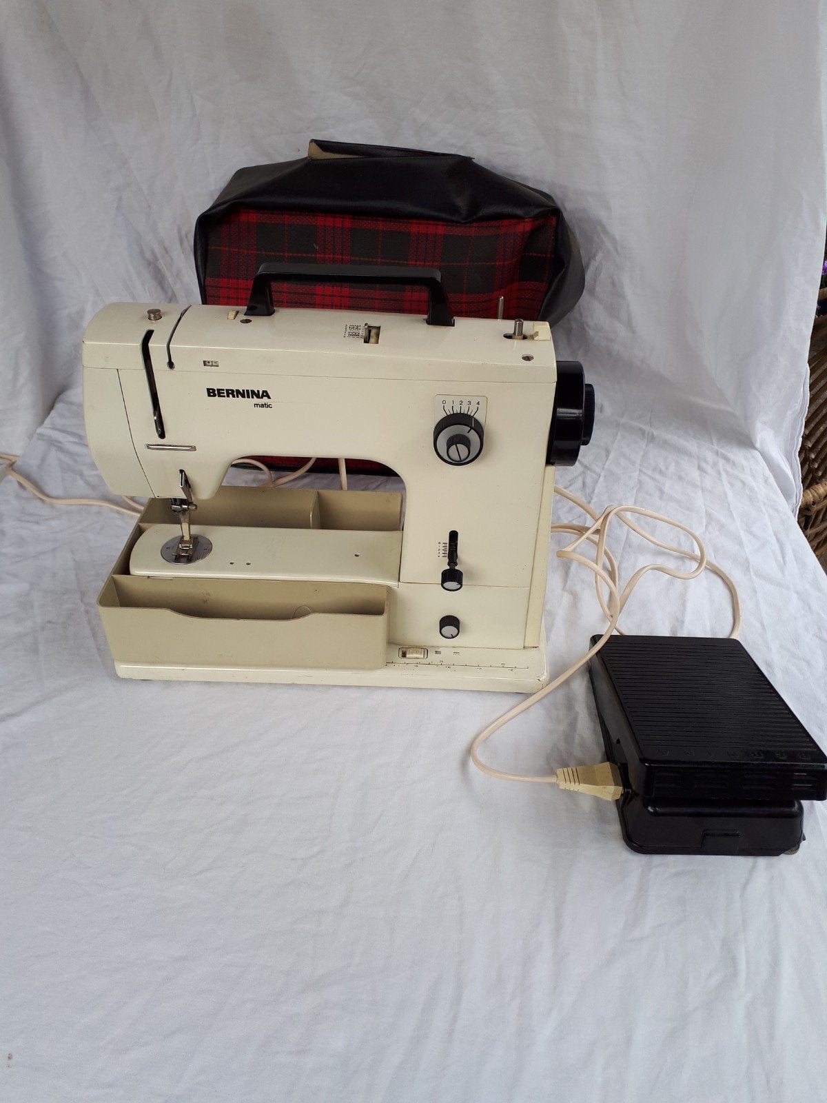 Vintage retro naaimachine Bernina Matic 810 Switzerland., Ophalen, Gebruikt, Naaimachine, Bernina